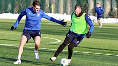 Úto�ník Václav Jure�ka si kryje mí� p�ed obráncem Karlem Pojezným.