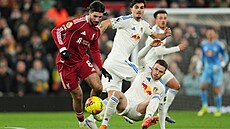 Liverpoolský Dominik Szoboszlai se sna�í udr�et mí� p�ed Gabrielem...