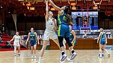 Hv�zdná Brionna Jonesová blokuje Anastasii Kovtunovou.