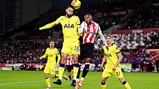 Hlavi�kový souboj Rodriga Bentancura z Tottenhamu (vlevo) a brentfordského Rica...