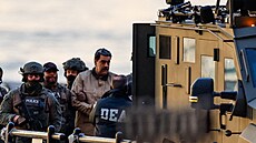 Americká policie p�evá�í venezuelského vládce Nicoláse Madura k soudu v New...