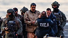 Americká policie p�evá�í venezuelského vládce Nicoláse Madura k soudu v New...