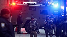 Americká policie p�evá�í venezuelského vládce Nicoláse Madura k soudu v New...