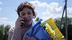 Ukrajinka volá rodin� poté, co se dostala z ruského zajetí. (31. kv�tna 2024)
