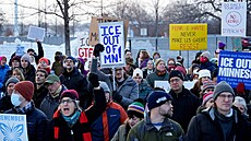 Ameri�ané v Minneapolisu protestují proti Ú�adu pro imigraci a cla (ICE) poté,...