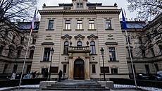 P�ed Ú�adem vlády u� nevisí ukrajinská vlajka, na sto�árech jsou �eská vlajka a...