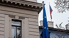 P�ed Ú�adem vlády u� nevisí ukrajinská vlajka, na sto�árech jsou �eská vlajka a...