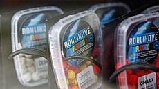 Obchod U Sumce z Kotl��sk� ulice v Brn� nab�z� ryb���m zbo�� tak� v prodejn�m...