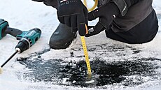 Strá�ník z po�í�ní jednotky M�stské policie Brno Pavel Vrt�na m��í tlou��ku...