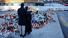 Památník p�ed barem �Le Constellation� po po�áru b�hem silvestrovské oslavy v...