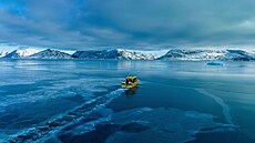 Lo� pluje zamrzlým mo�ským zálivem nedaleko Nuuku. (6. b�ezna 2025)