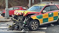 Nehoda dvou vozidel v Praze. Srazilo se i auto záchranné slu�by. (3. ledna 2026)