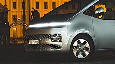 Kdy� se na Starii díváte zep�edu, máte neodbytný pocit, �e pod tím úzkým...