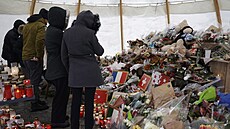 Uct�ní památky zem�elých z vyho�elého baru ve �výcarské Crans-Montan�. (9....