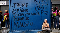 Graffiti se �pan�lským nápisem �Trump: vrah, únosce, pedofil, prokletý� (vlevo)...