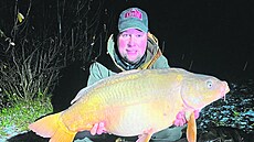 Michal Sedlá�ek, p�ední osobnost �eského ryba�ení, ulovil takového kapra v...