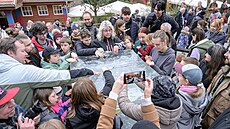 Základní kámen expozice pro lední medv�dy. O zamra�ené figurky ledních medv�d�...