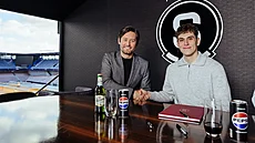 Nadaný úto�ník Matyá� Vojta (vpravo) po podpisu smlouvy ve Spart� se sportovním...