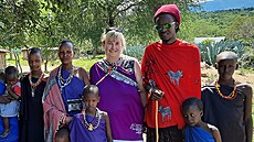 Hana Burcevová, v Tanzanii Hana Luka, �ije s man�elem a rodinou v bu�i.