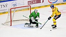 Ond�ej Kachy�a z Bud�jovic se sna�í p�ekonat branká�e Boleslavi Dominika Furcha