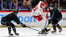 T�inecký úto�ník Daniel Kurovský v souboji s karlovarským obráncem Davidem...