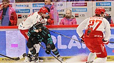 Karlovarský úto�ník Ond�ej Beránek zastavuje t�ineckého obránce Davida Musila.