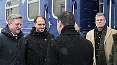 Ministr zahrani�í Petr Macinka a Filip Turek (Motoristé sob�) p�i p�íjezdu na...