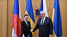 Ministr zahrani�í Petr Macinka (Motoristé) se svým ukrajinským prot�j�kem...