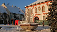 Letos by ��ár m�l dokon�it rekonstrukci administrativní budovy bývalého m�stského ú�adu v horní �ásti nám�stí. Takto by podle vizualizace m�l vypadat výsledek.