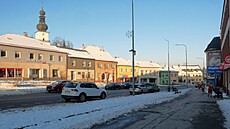 Letos by ��ár m�l dokon�it rekonstrukci administrativní budovy bývalého m�stského ú�adu v horní �ásti nám�stí. Takto by podle vizualizace m�l vypadat výsledek.