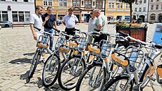 Flotilu mechanických bicykl� ve ��á�e nad Sázavou a Polni�ce loni doplnilo dvacet kus� v elektro verzi.