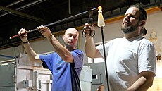 Pro Luká�e Vernera (vpravo) je sklo vá�ní ji� od d�tství.