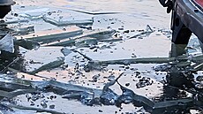 Tlou��ka ledové celiny je zde osm a� deset centimetr�.