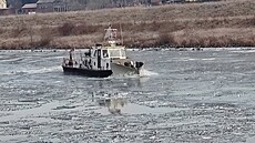 �í�ní ledoborec rozru�uje ledovou celinu, aby mohl být provozován d��ínský...