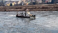 �í�ní ledoborec rozru�uje ledovou celinu, aby mohl být provozován d��ínský...