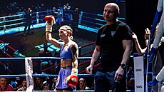 Boxerka Fabiána Bytyqi a její trenér Luká� Kone�ný.