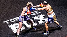 Boxerka Fabiána Bytyqi v ringu (vlevo).