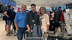Hokejový úto�ník Vojt�ch �iha� mlad�í s rodi�i na leti�ti.