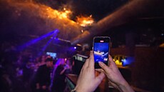 Nové záb�ry z po�áru: místo út�ku si lidé ohe� natá�eli