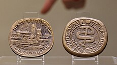 Rub a líc pam�tní mince opavské nemocnice z roku 1975.