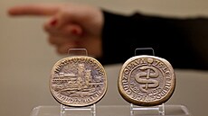 Rub a líc pam�tní mince opavské nemocnice z roku 1975.