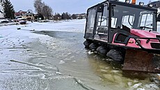 Osmikolka na úpravu ledu se propadla do vody.