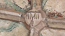 Kon�í rekonstrukce hradní kaple, pod její� podlahou majitelé hradu a zámku...