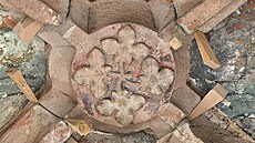 Kon�í rekonstrukce hradní kaple, pod její� podlahou majitelé hradu a zámku...