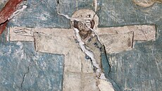 Kon�í rekonstrukce hradní kaple, pod její� podlahou majitelé hradu a zámku...