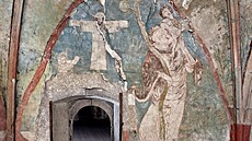 Kon�í rekonstrukce hradní kaple, pod její� podlahou majitelé hradu a zámku...