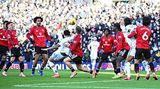 Momentka ze zápasu mezi Leedsem a Manchesterem United.