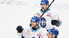 Hokejisté Kladna se radují z gólu do sít� Sparty.