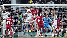 Momentka ze zápasu mezi Fulhamem a Liverpoolem.