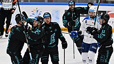 Hokejisté Karlových Var� se radují z gólu do sít� brn�nské Komety.
